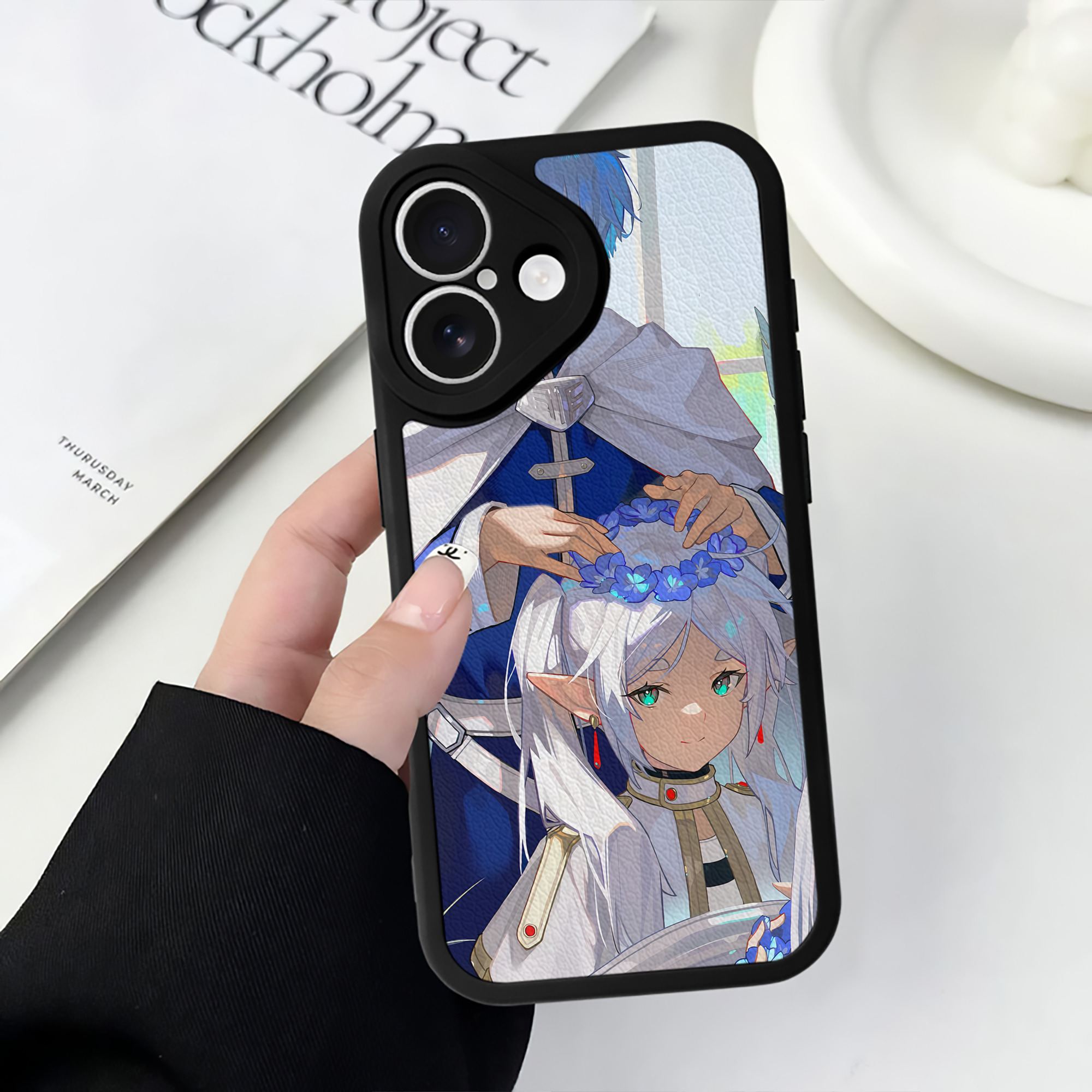 （画像用） 葬送のフリーレン Frieren 【iPhone 16シリーズ対応】シリコンスマホケース（レザー調） 材質：シリコン